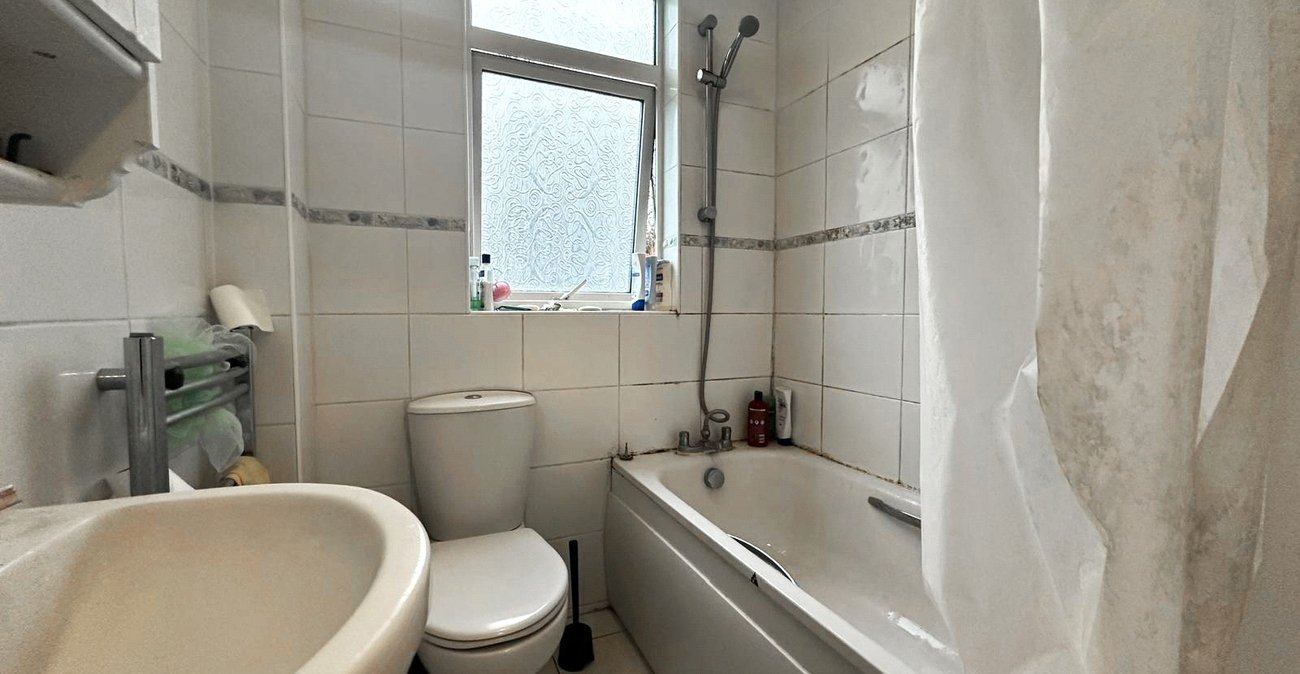 3 bedroom house for sale in London | Robinson Jackson