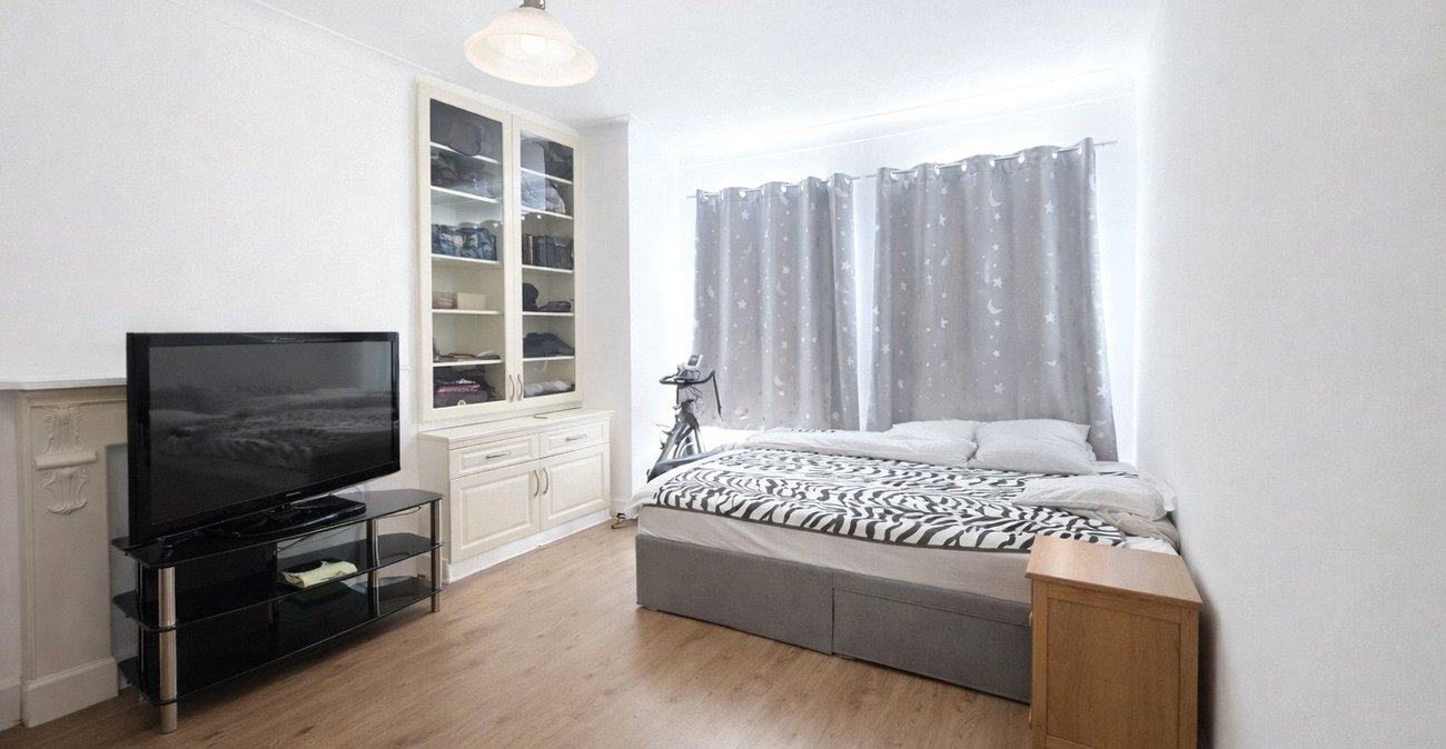 3 bedroom house for sale in London | Robinson Jackson