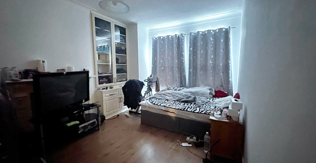 3 bedroom house for sale in London | Robinson Jackson