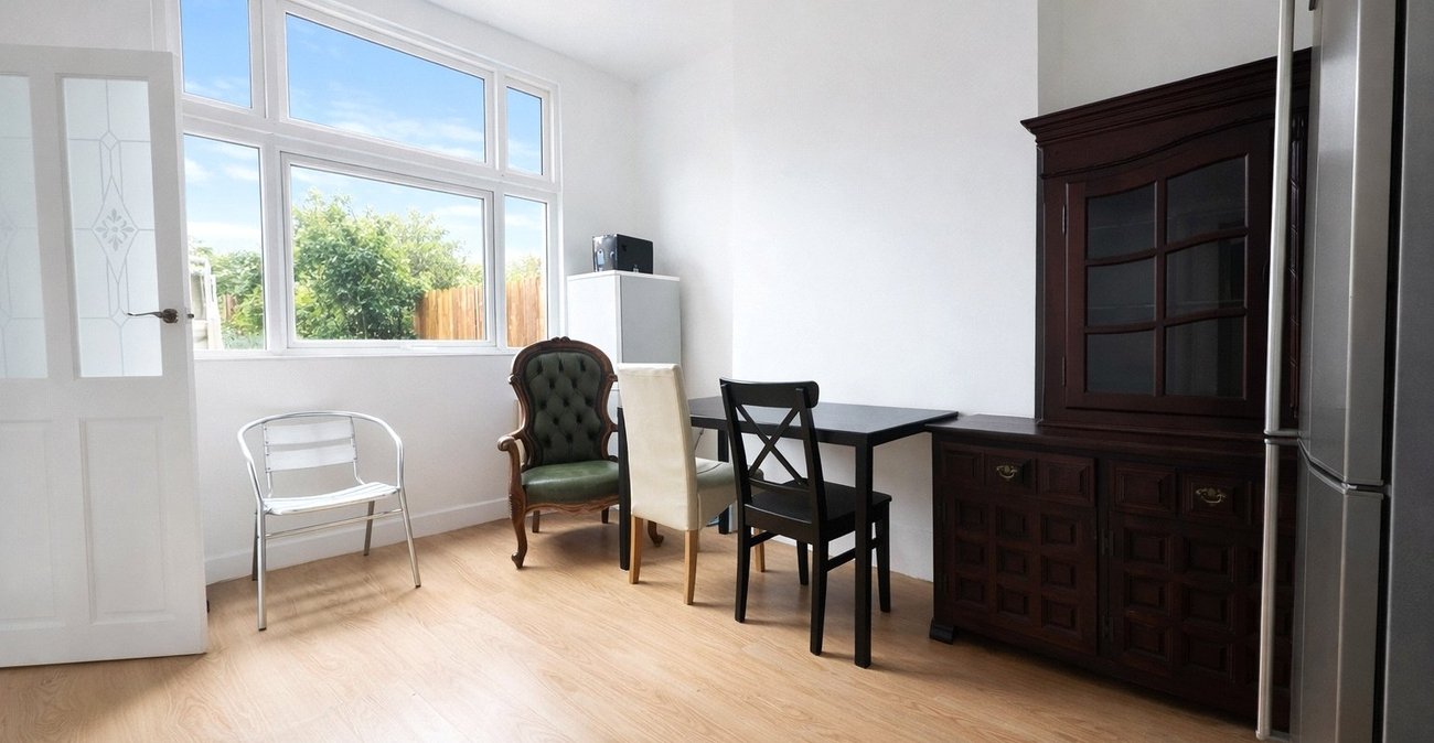 3 bedroom house for sale in London | Robinson Jackson