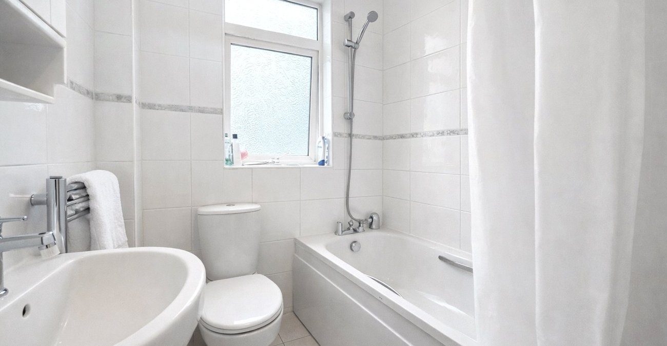 3 bedroom house for sale in London | Robinson Jackson