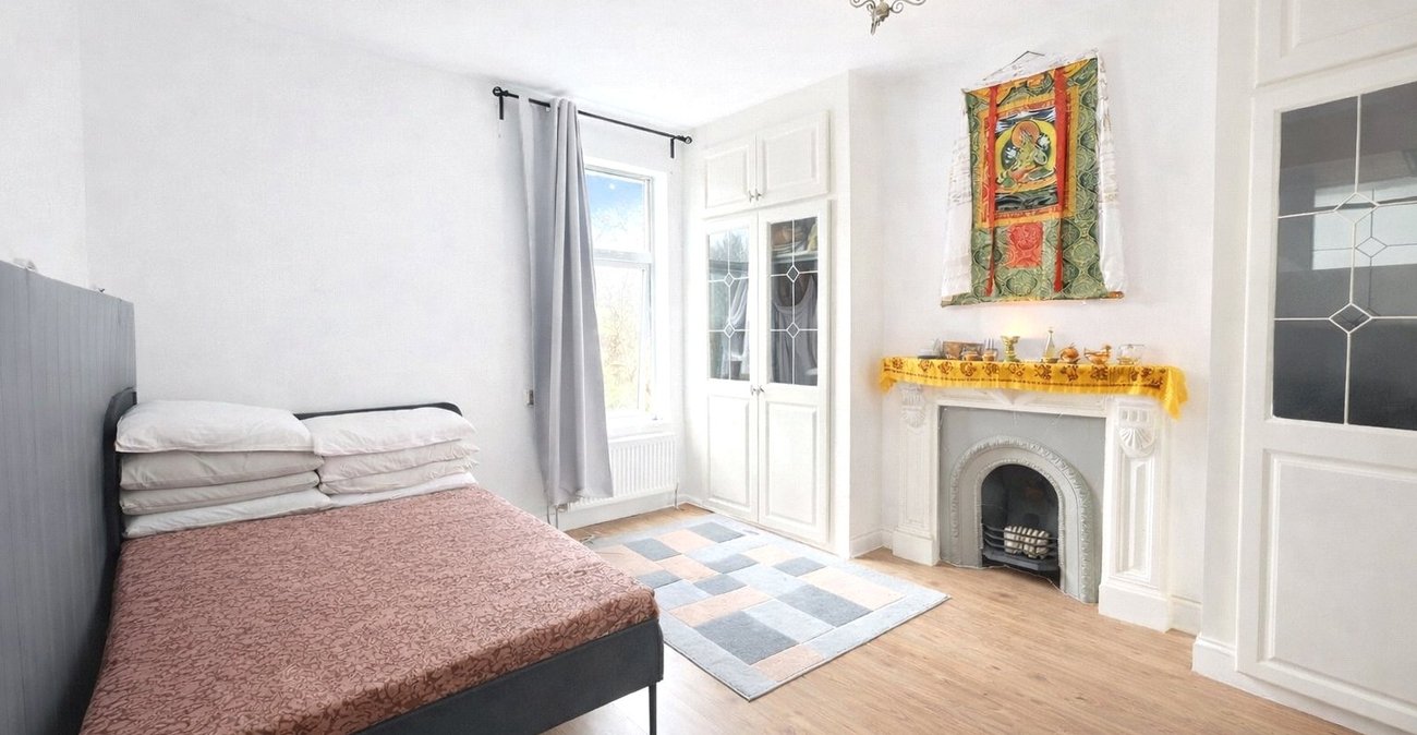 3 bedroom house for sale in London | Robinson Jackson