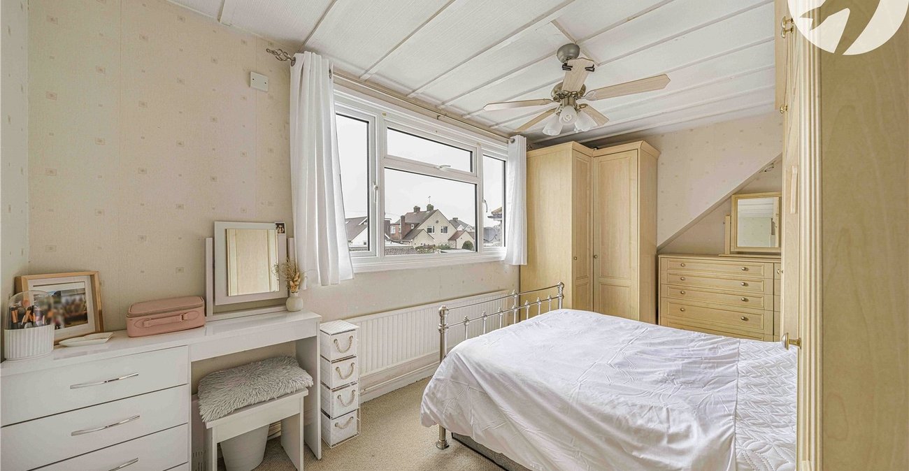 3 bedroom property for sale in West Dartford | Robinson Jackson