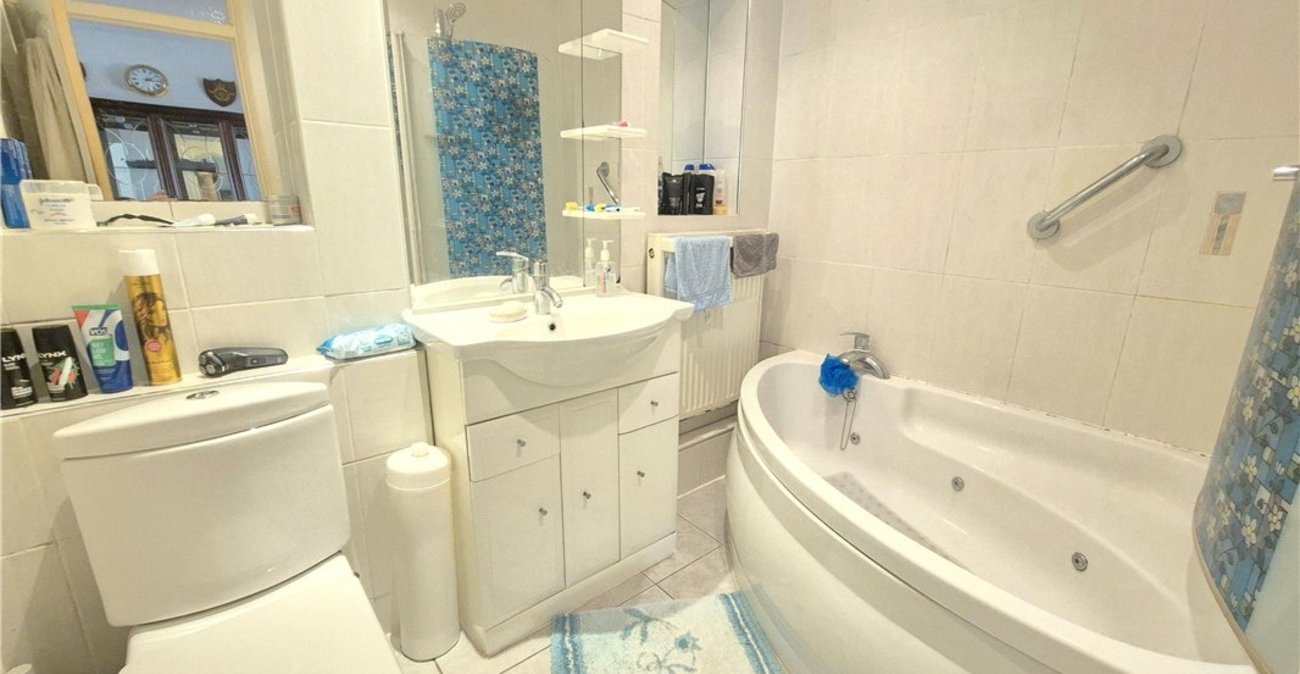 4 bedroom bungalow for sale in Orpington | Robinson Jackson