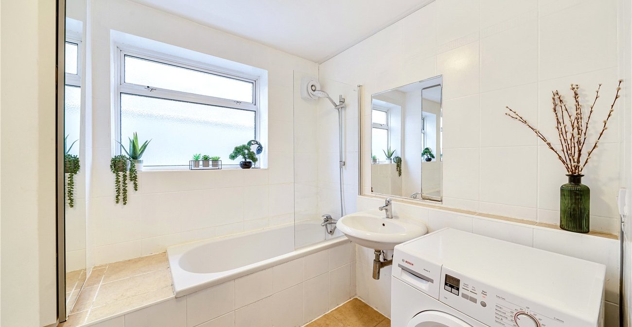 2 bedroom property for sale in London | Robinson Jackson