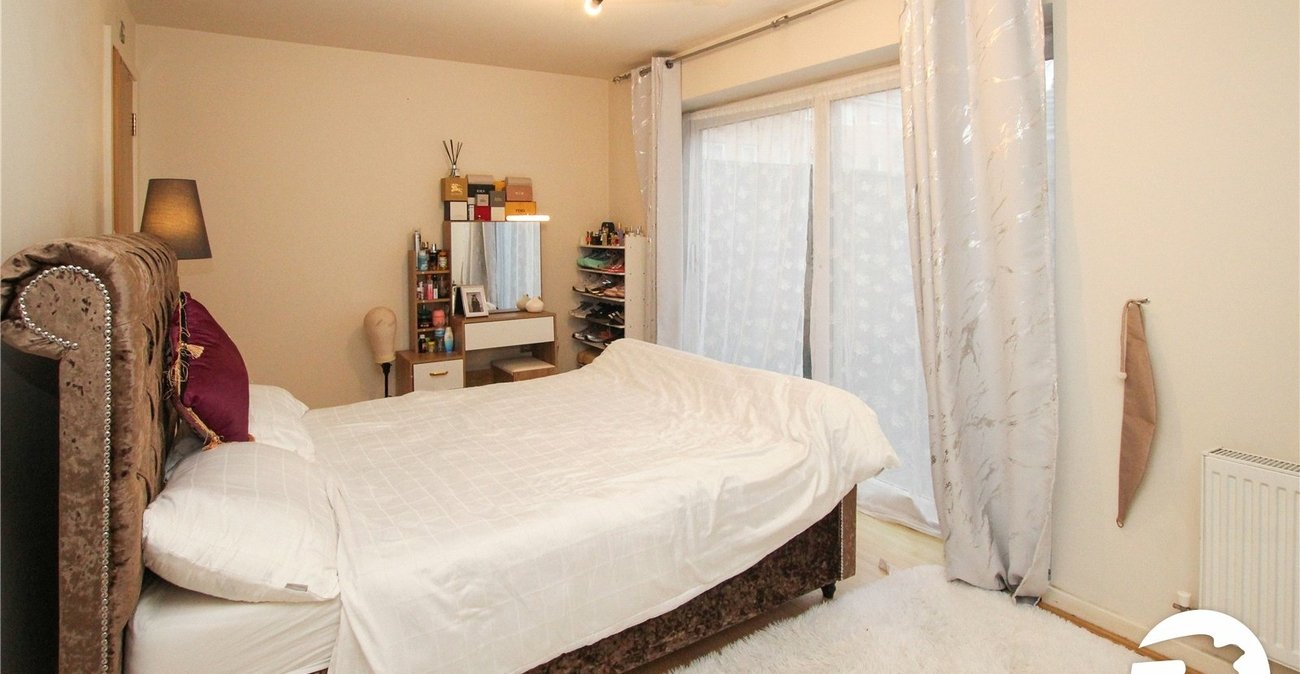 2 bedroom property for sale in London | Robinson Jackson