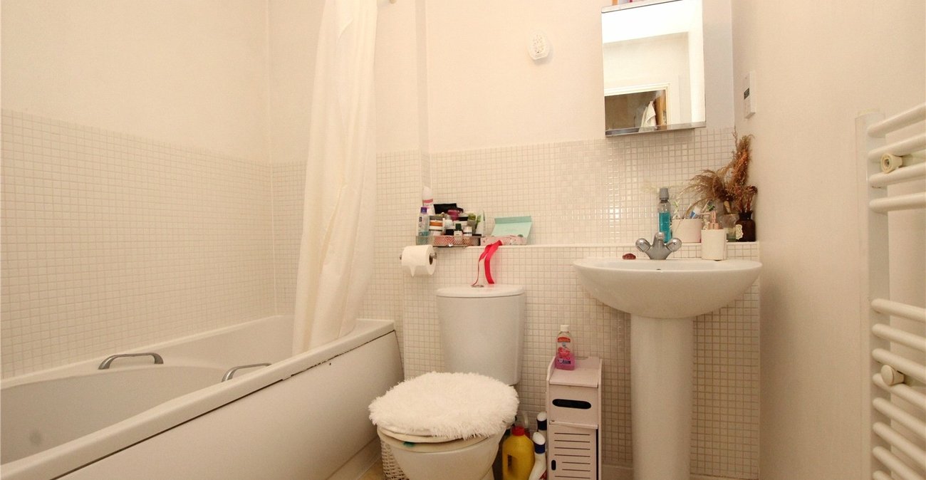 2 bedroom property for sale in London | Robinson Jackson