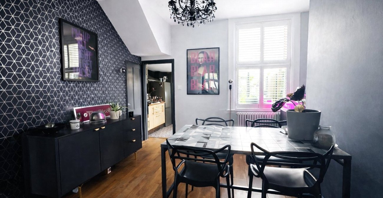 2 bedroom house for sale in London | Robinson Jackson