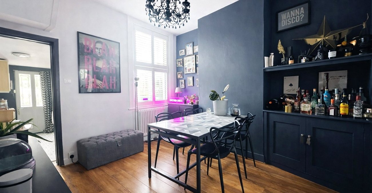 2 bedroom house for sale in London | Robinson Jackson