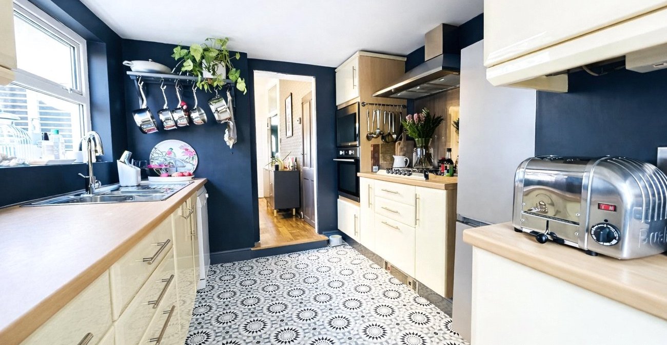 2 bedroom house for sale in London | Robinson Jackson