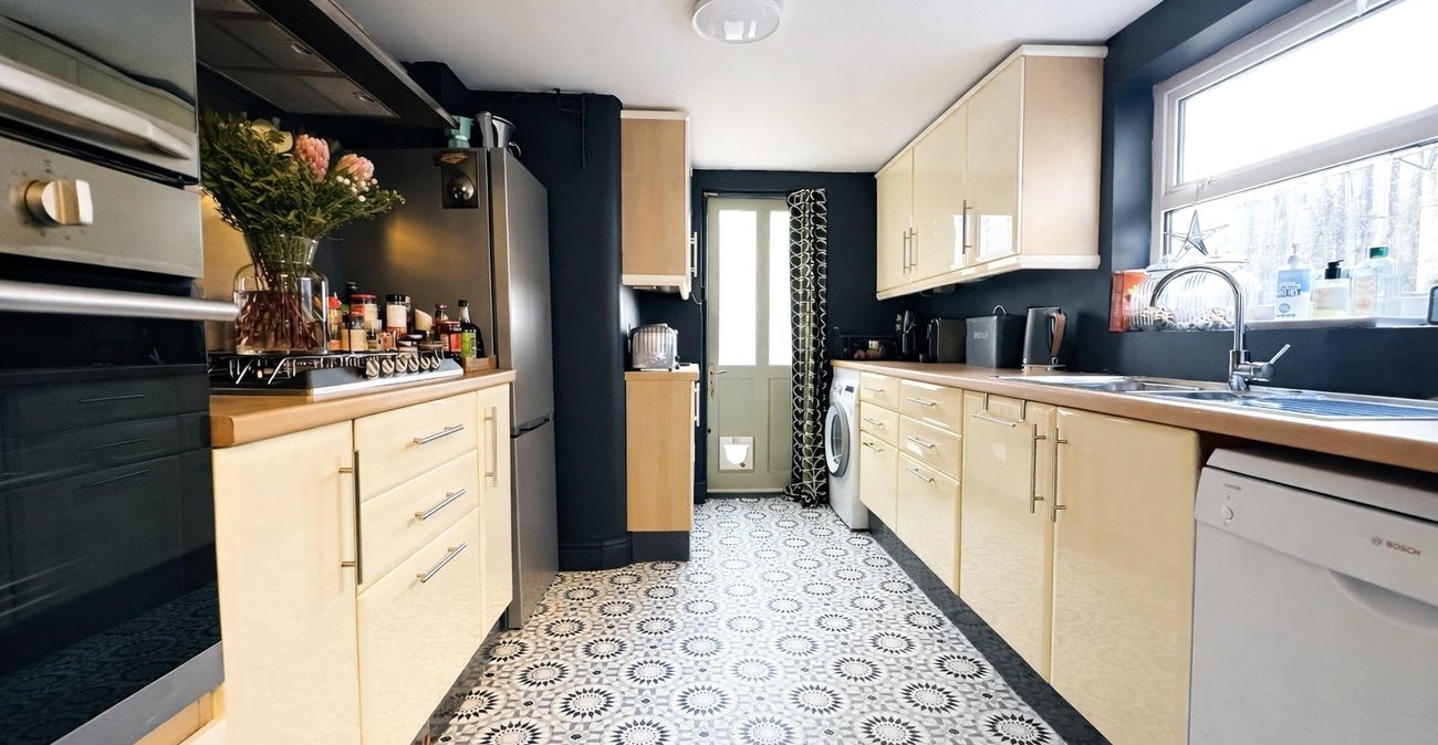2 bedroom house for sale in London | Robinson Jackson