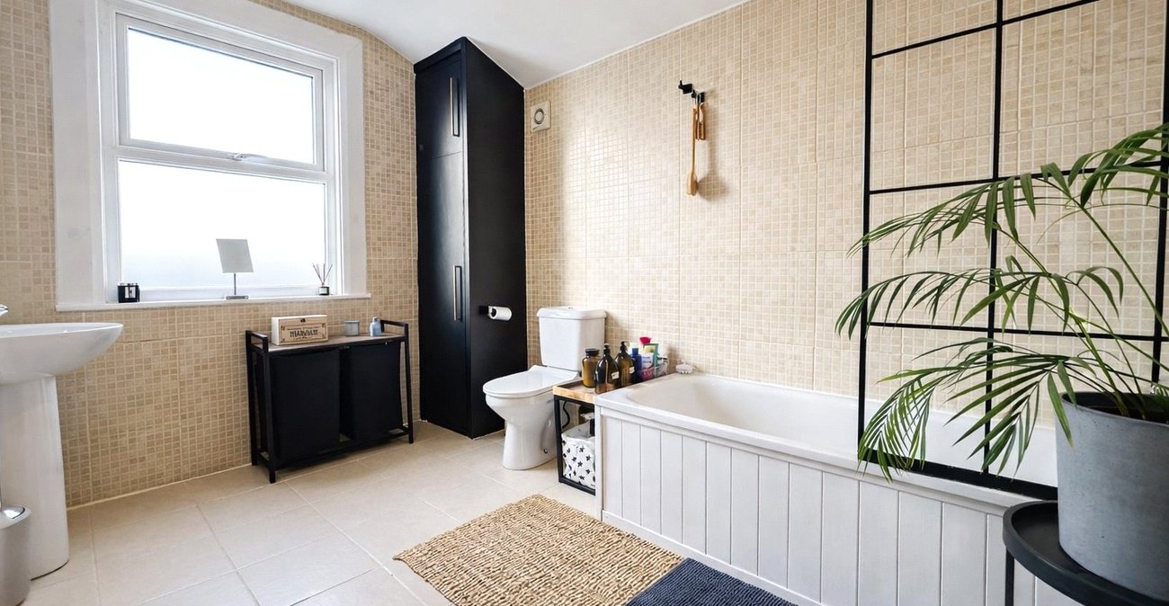 2 bedroom house for sale in London | Robinson Jackson