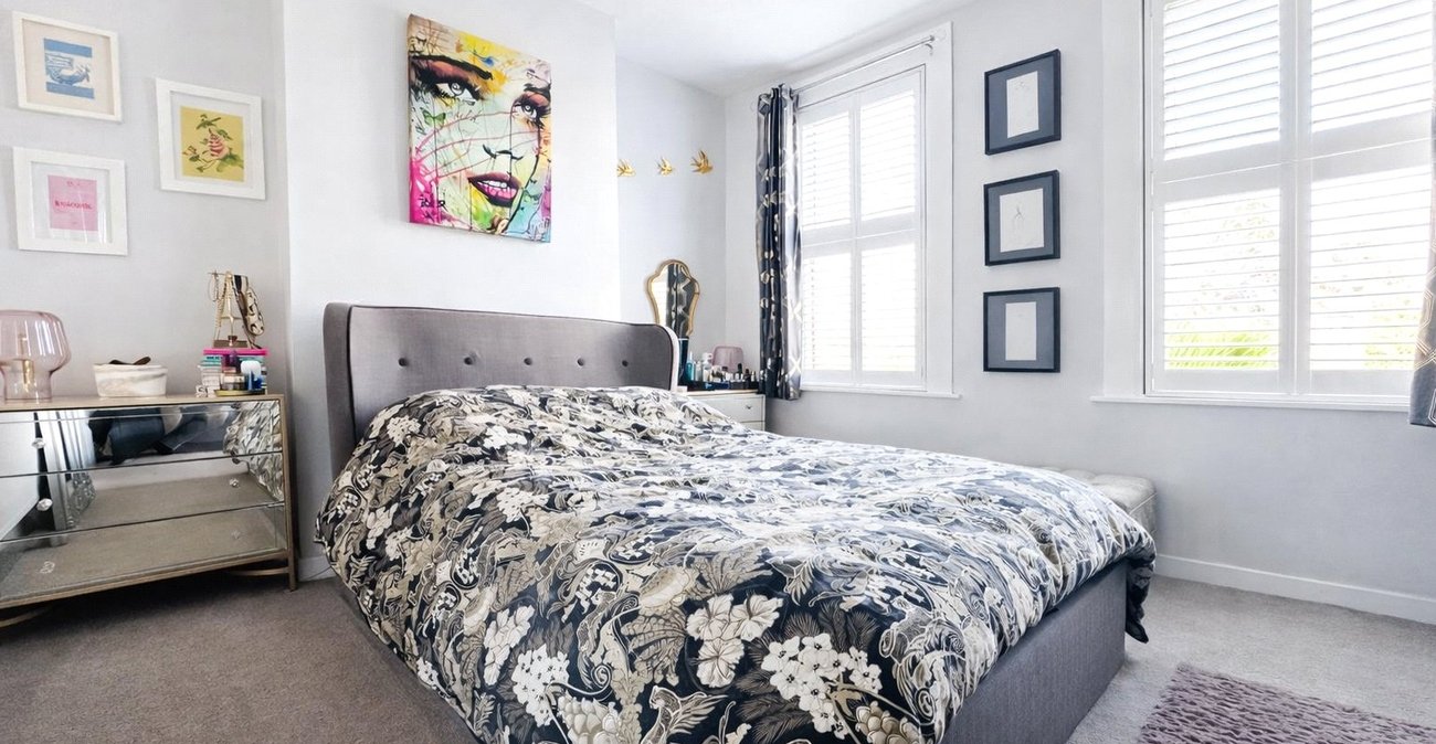 2 bedroom house for sale in London | Robinson Jackson