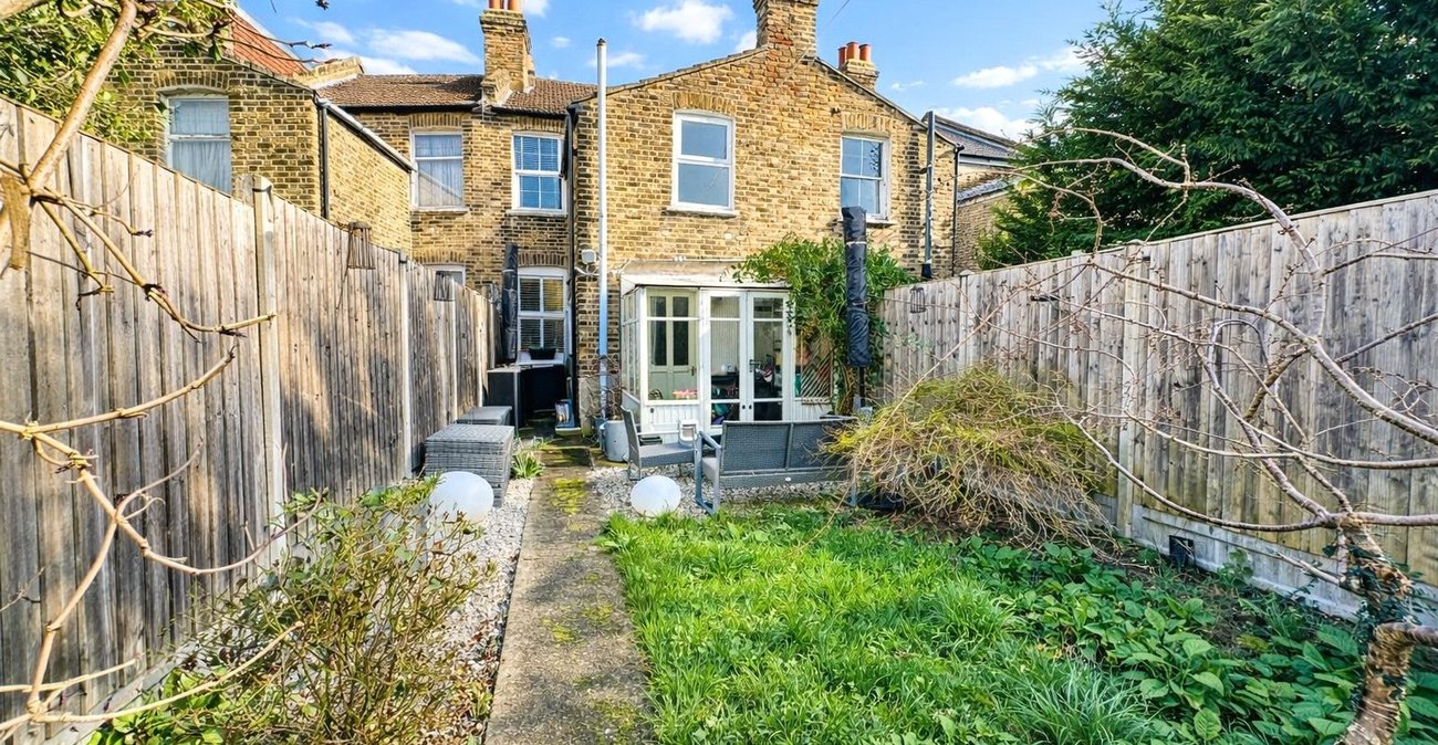2 bedroom house for sale in London | Robinson Jackson