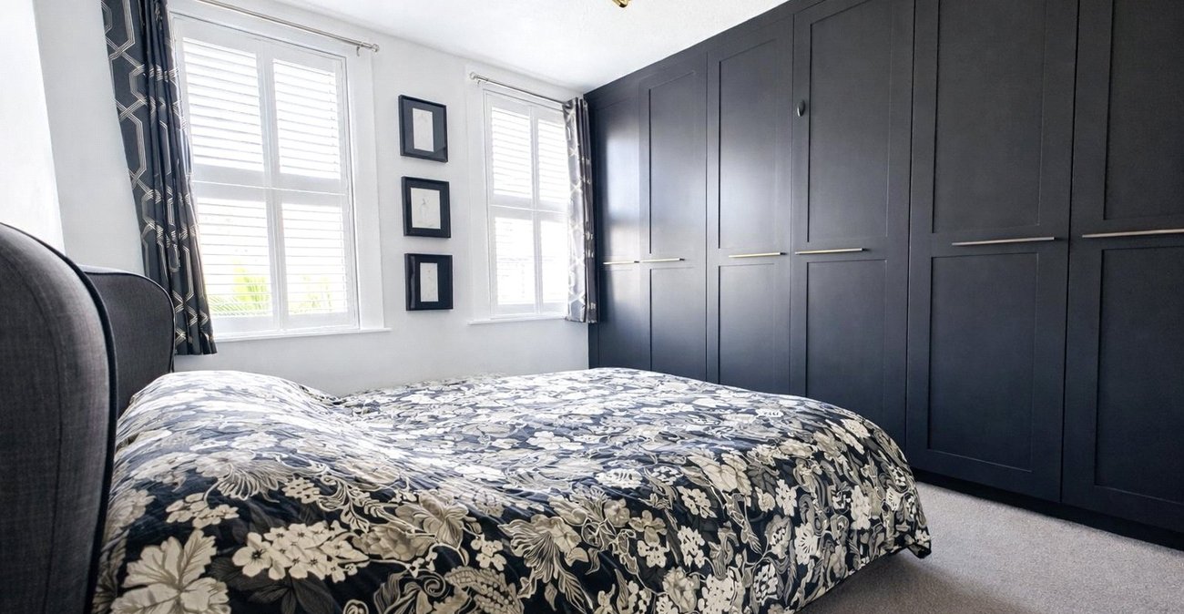 2 bedroom house for sale in London | Robinson Jackson