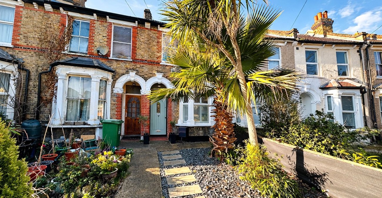 2 bedroom house for sale in London | Robinson Jackson