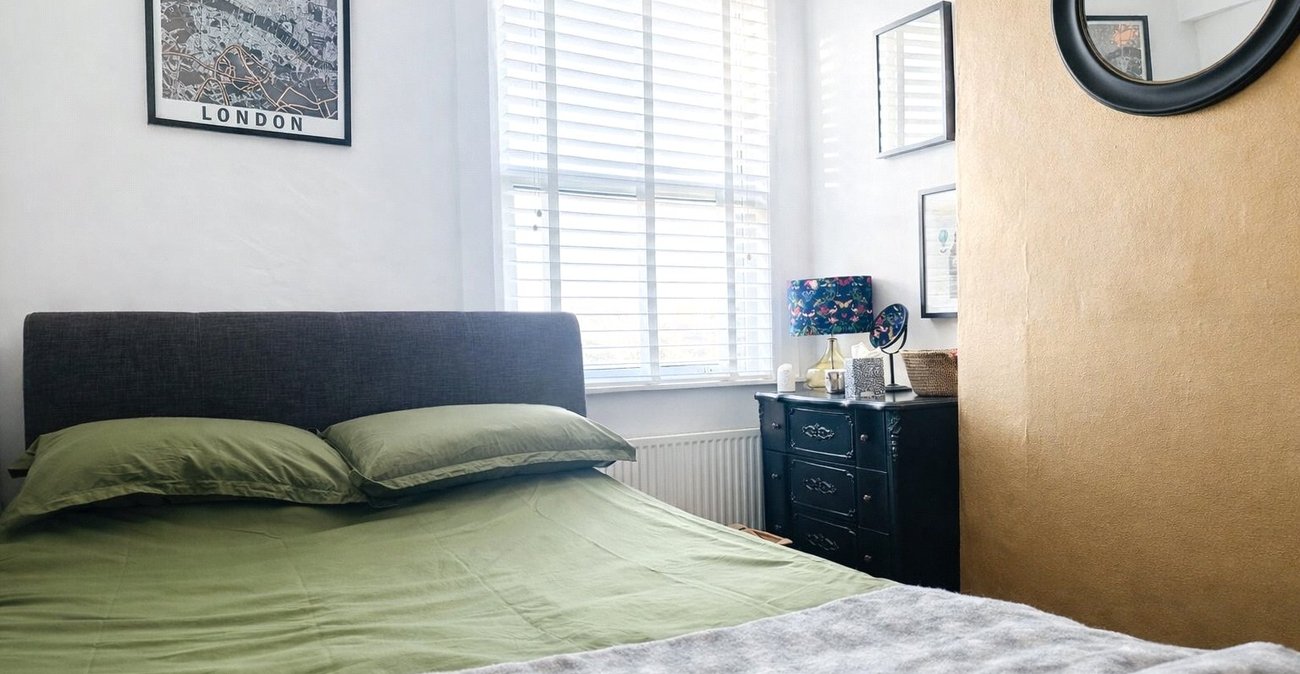 2 bedroom house for sale in London | Robinson Jackson