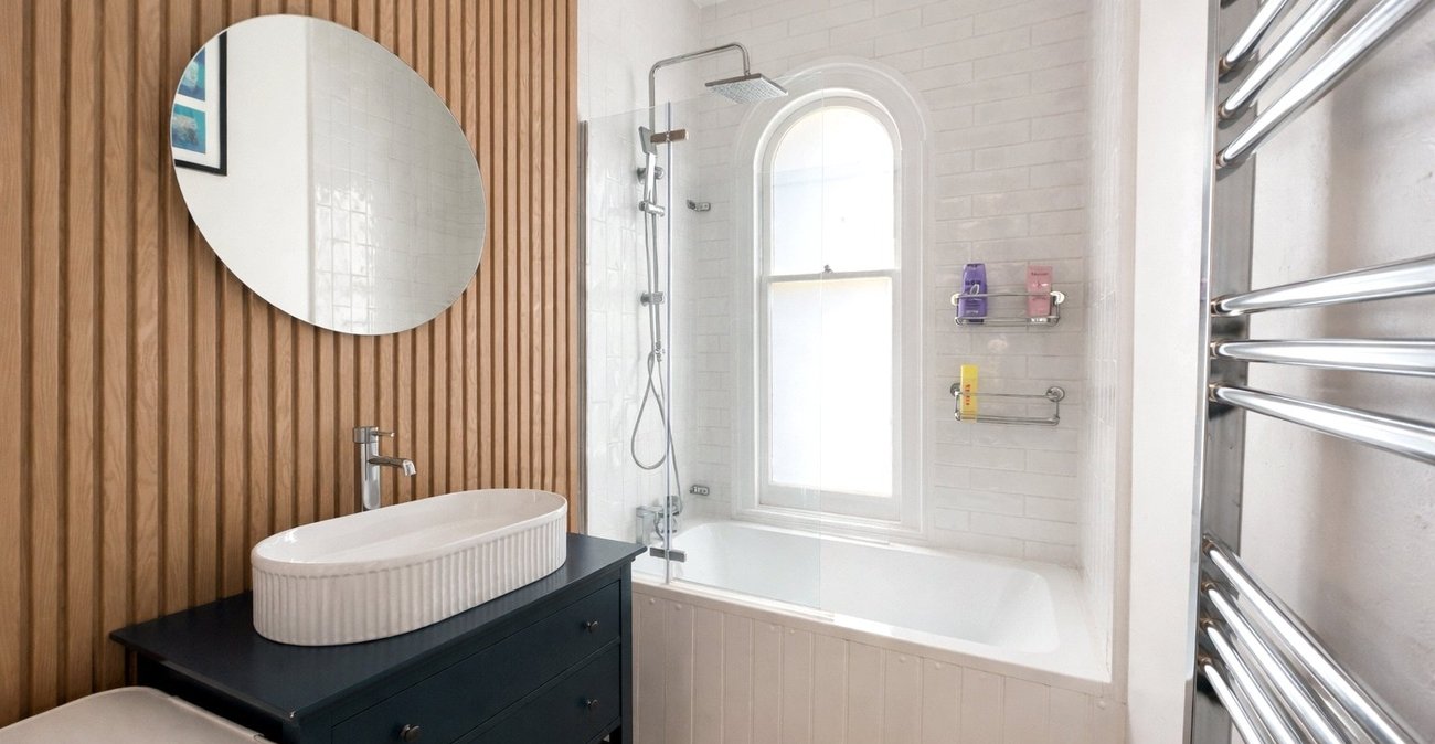 2 bedroom property for sale in London | Robinson Jackson