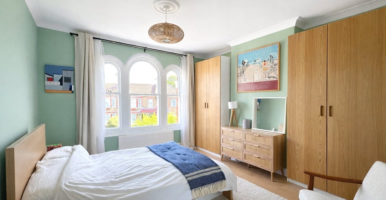 2 bedroom property for sale in London | Robinson Jackson