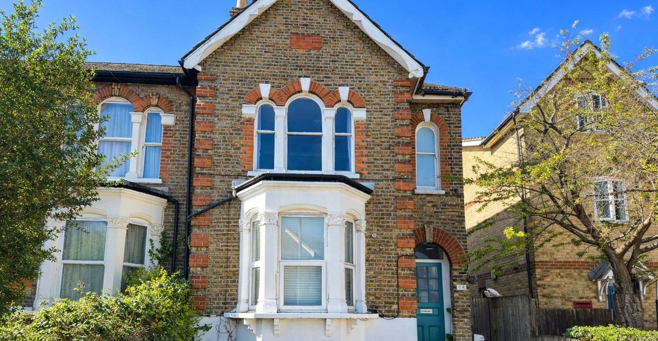 2 bedroom property for sale in London | Robinson Jackson