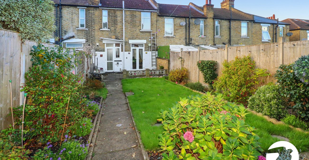 3 bedroom house for sale in London | Robinson Jackson