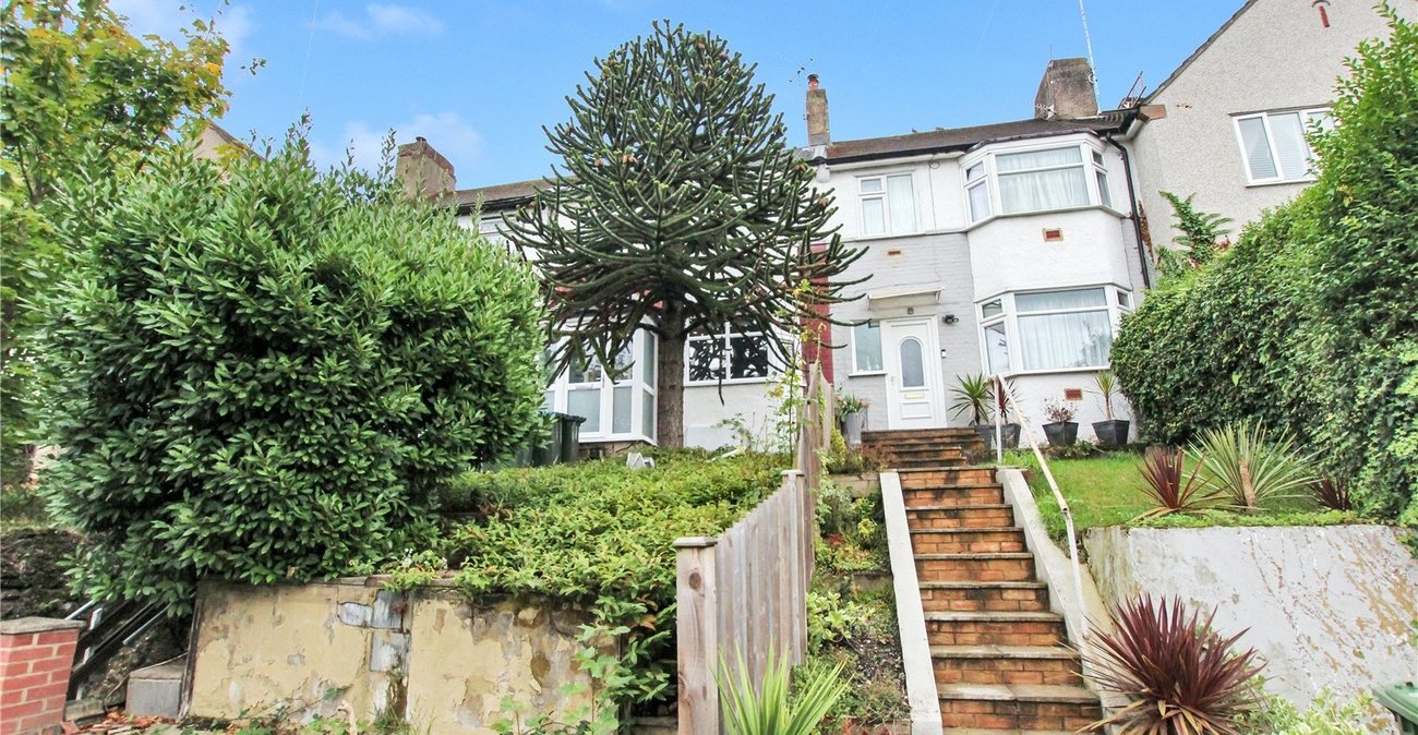 2 bedroom house for sale in London | Robinson Jackson