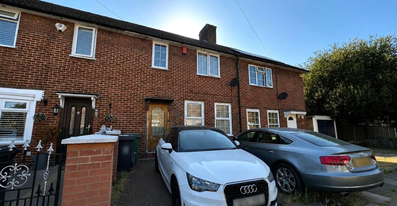 3 bedroom house for sale in London | Robinson Jackson