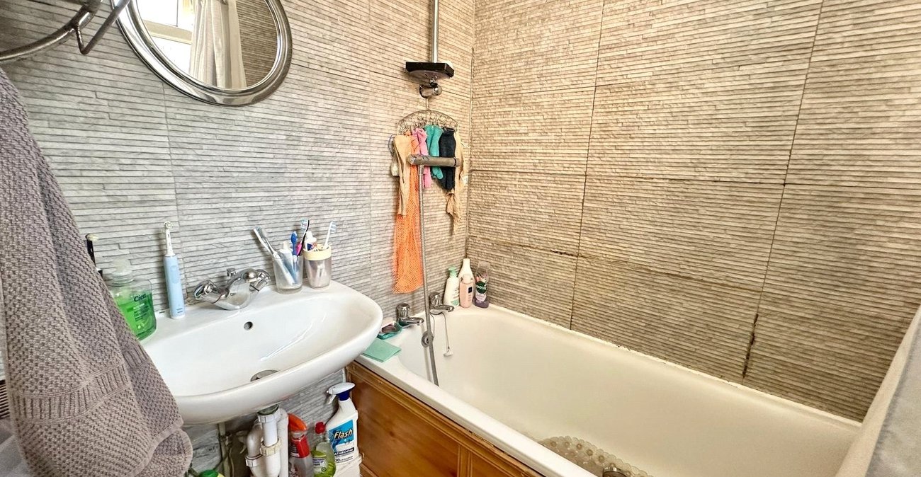 3 bedroom house for sale in London | Robinson Jackson
