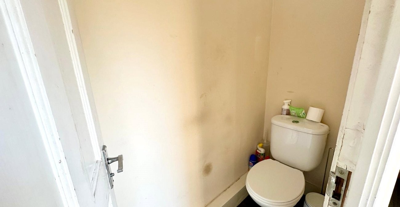 3 bedroom house for sale in London | Robinson Jackson