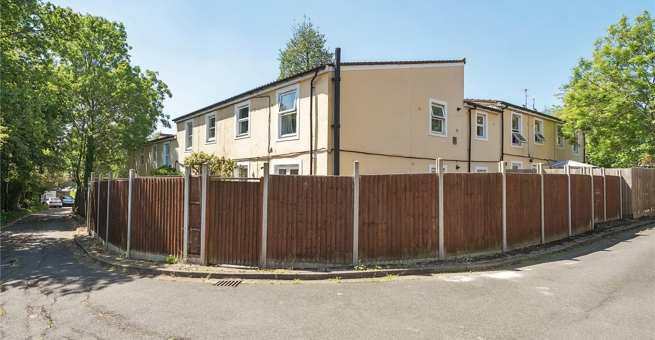 2 bedroom property for sale in London | Robinson Jackson