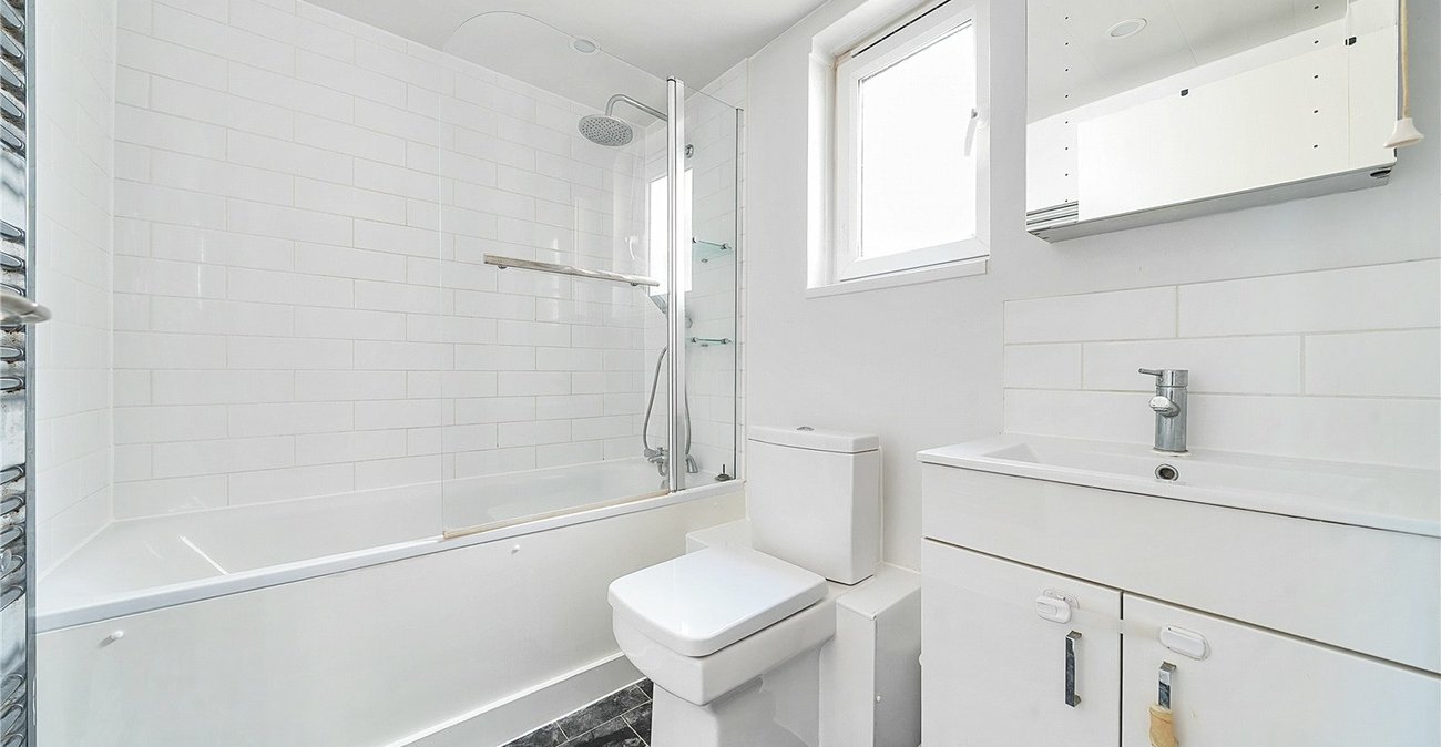 2 bedroom property for sale in London | Robinson Jackson