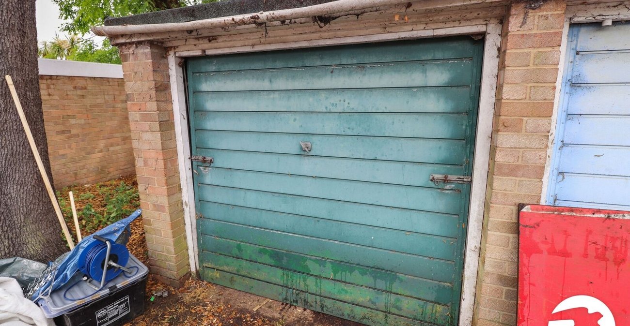 2 bedroom house for sale in London | Robinson Jackson
