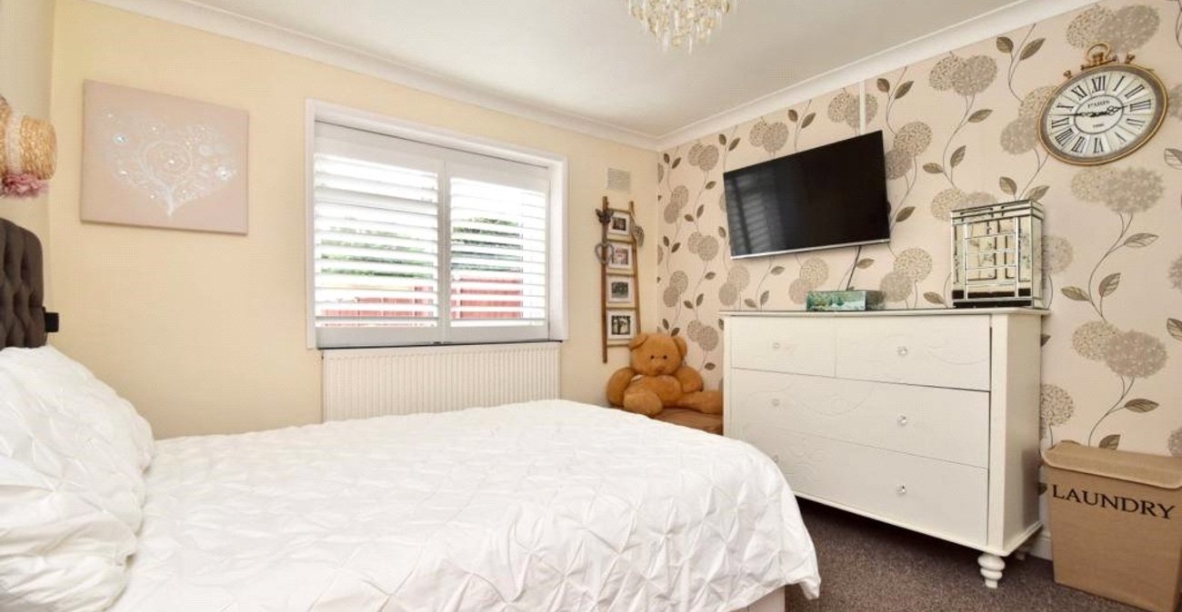 2 bedroom bungalow for sale in Dartford | Robinson Jackson