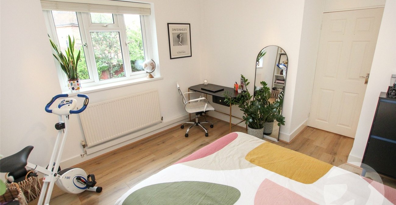 2 bedroom property for sale in London | Robinson Jackson