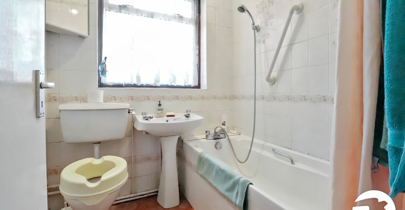 2 bedroom bungalow for sale in Bexleyheath | Robinson Jackson