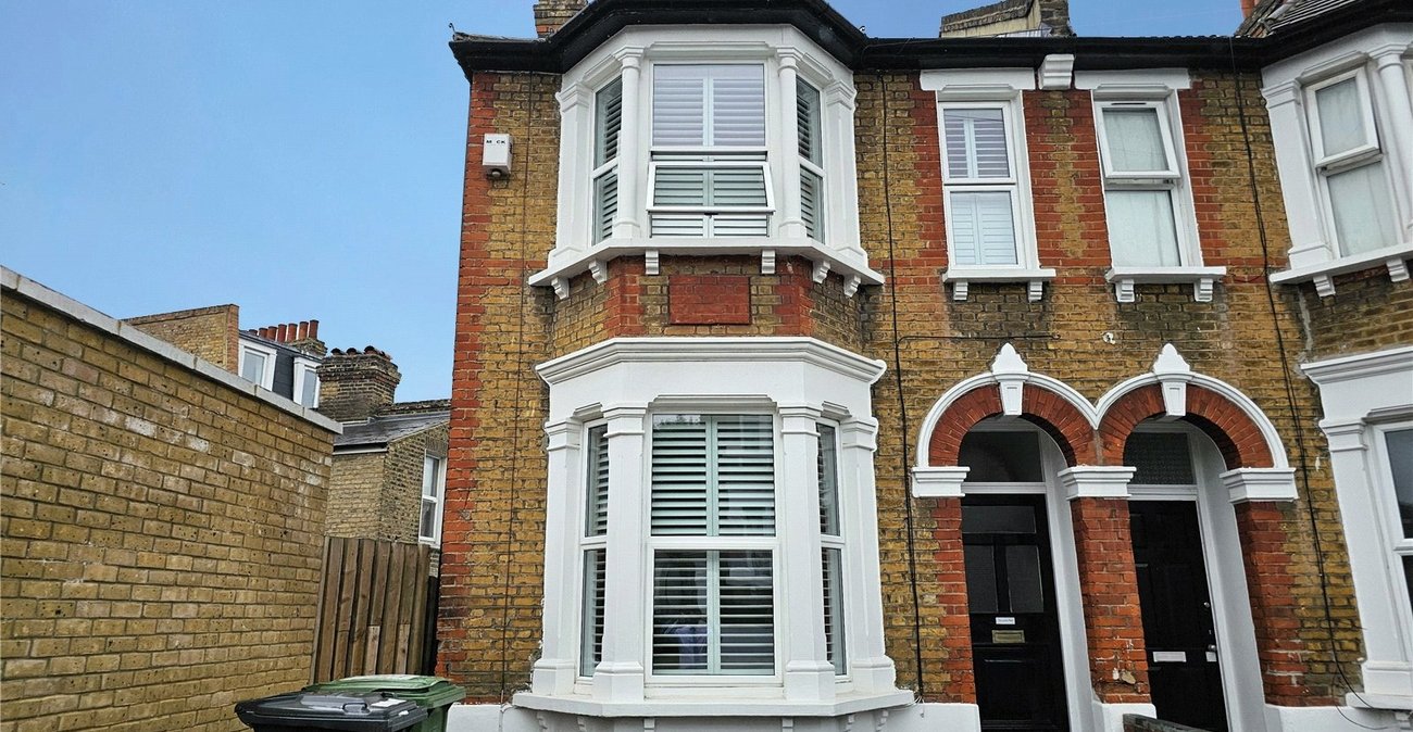 3 bedroom house for sale in London | Robinson Jackson
