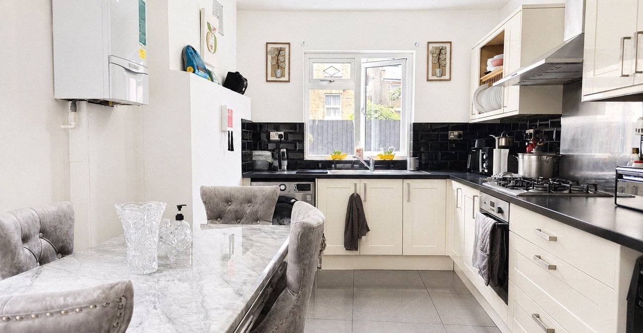 3 bedroom house for sale in London | Robinson Jackson