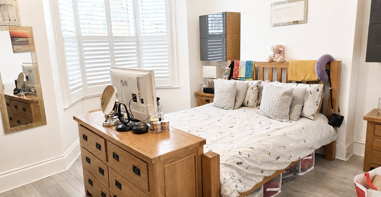 3 bedroom house for sale in London | Robinson Jackson