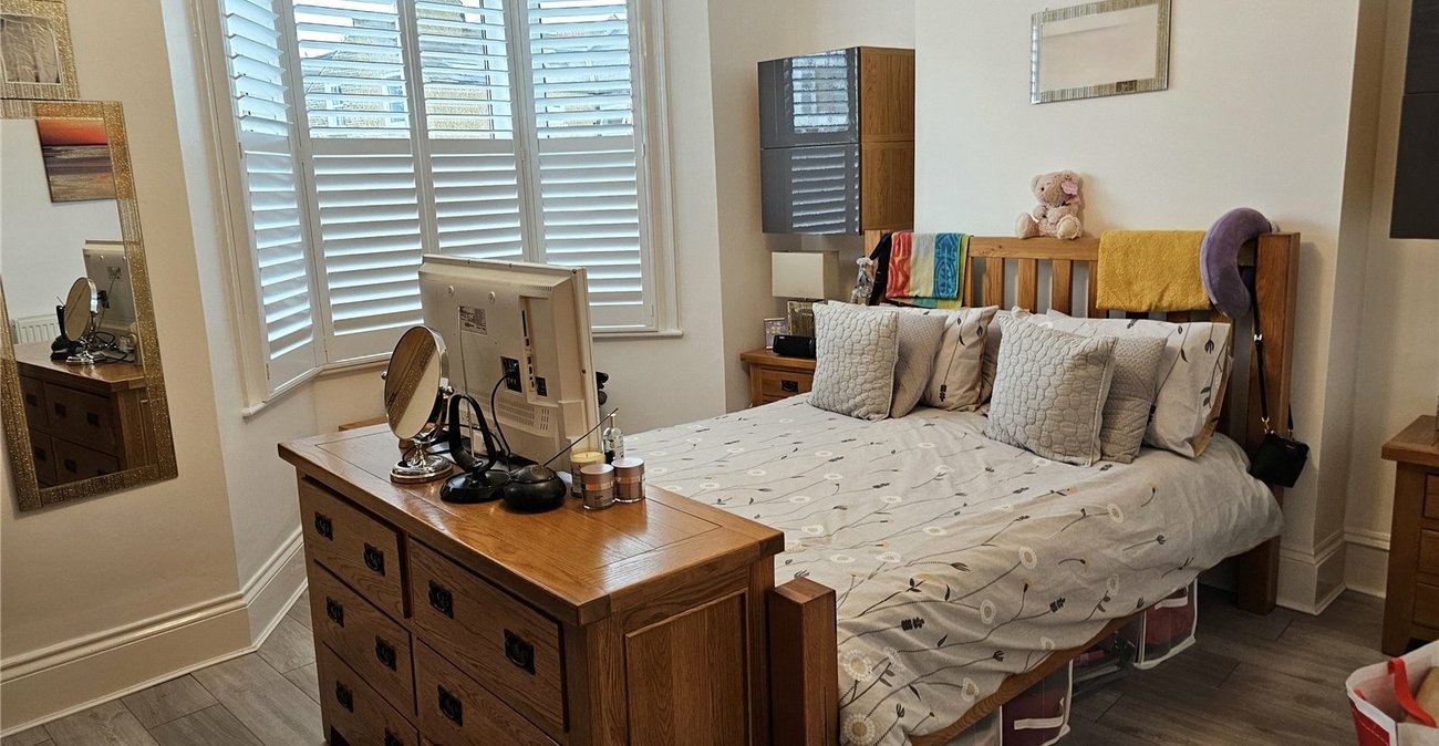 3 bedroom house for sale in London | Robinson Jackson