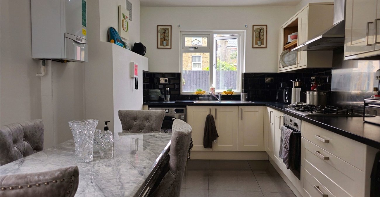 3 bedroom house for sale in London | Robinson Jackson