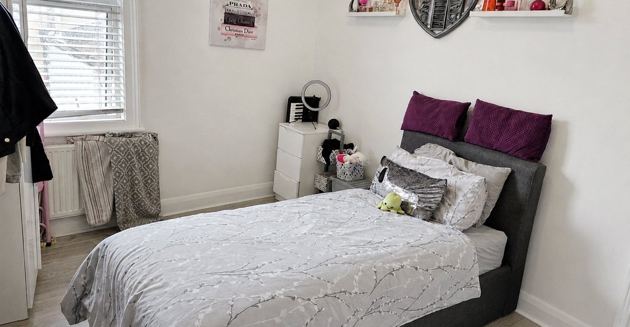 3 bedroom house for sale in London | Robinson Jackson