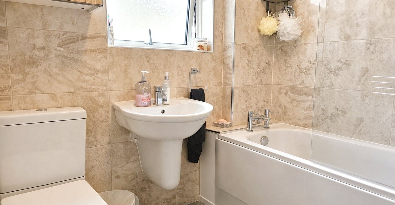 3 bedroom house for sale in London | Robinson Jackson