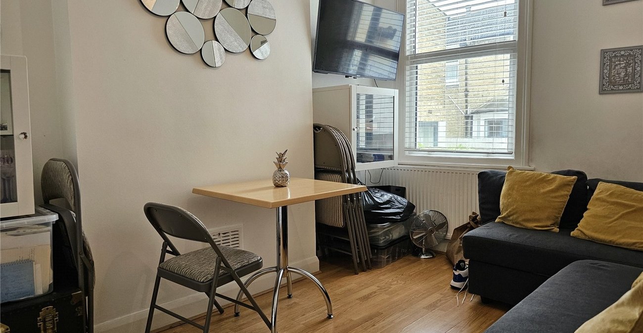 3 bedroom house for sale in London | Robinson Jackson