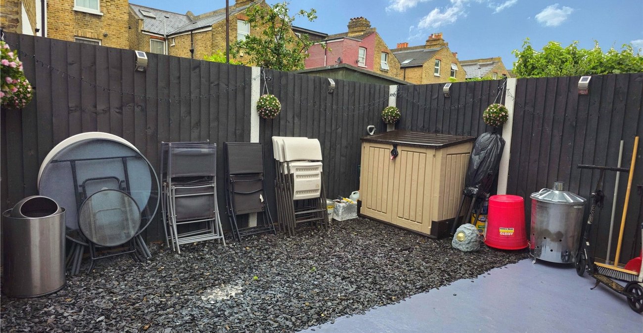 3 bedroom house for sale in London | Robinson Jackson