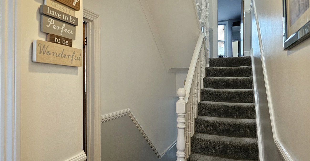 3 bedroom house for sale in London | Robinson Jackson