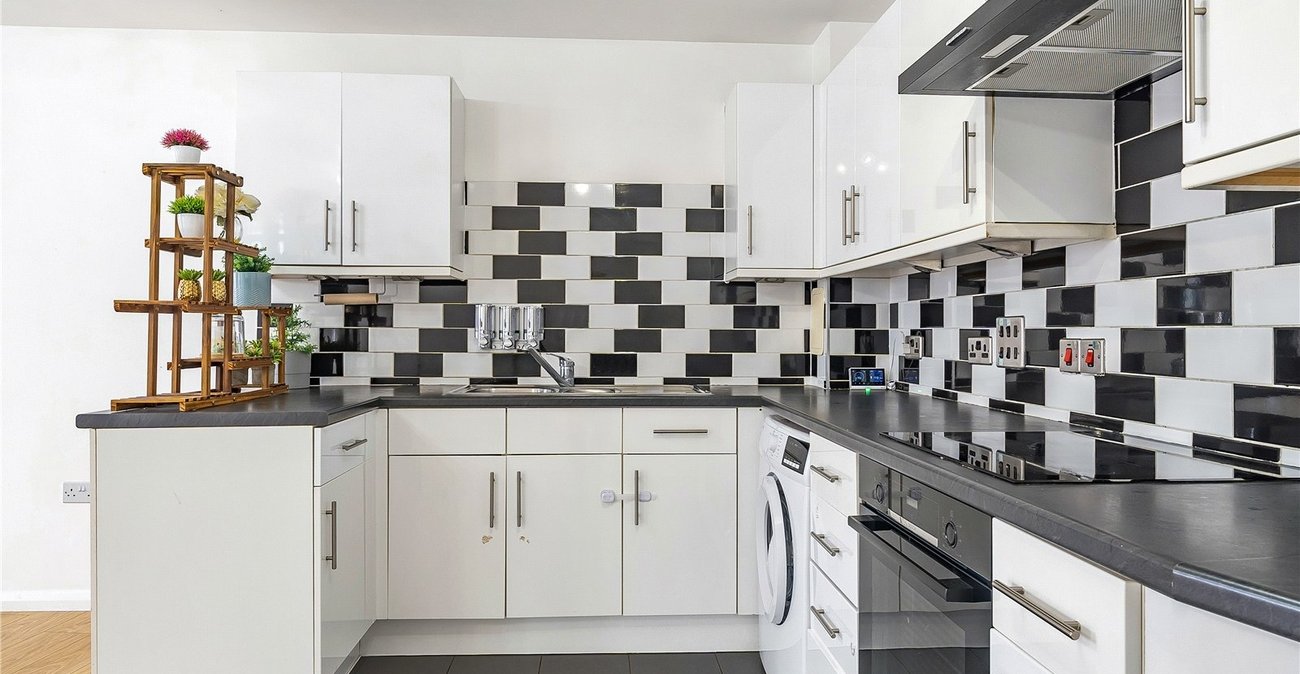 2 bedroom property for sale in London | Robinson Jackson