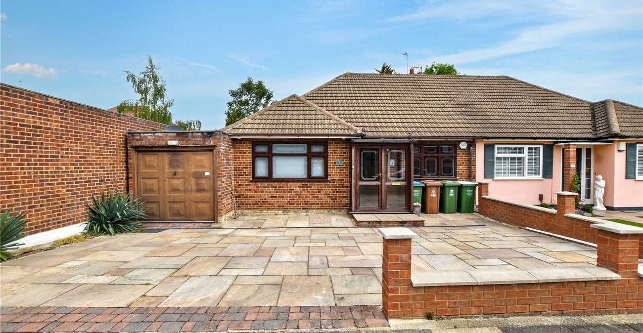 2 bedroom bungalow for sale in Bexleyheath | Robinson Jackson