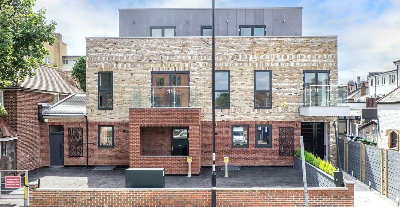 2 bedroom property for sale in London | Robinson Jackson