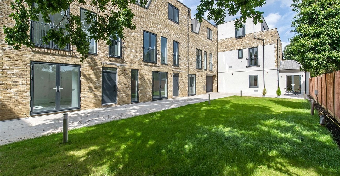 2 bedroom property for sale in London | Robinson Jackson