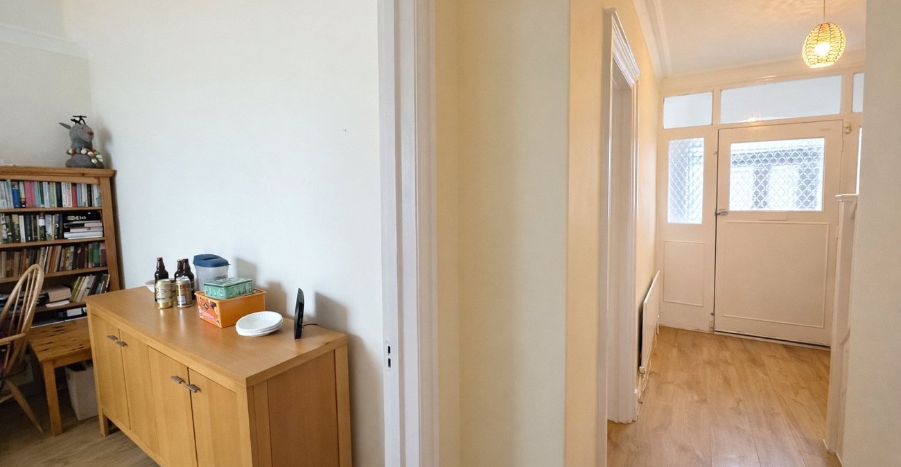 3 bedroom house for sale in London | Robinson Jackson